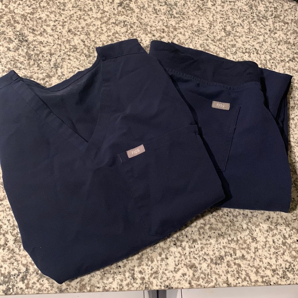 Figs Zamora Joggers size M and V neck top size M